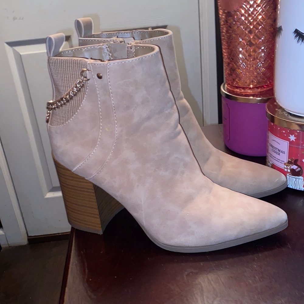 Women size 7 tan ankle booties!